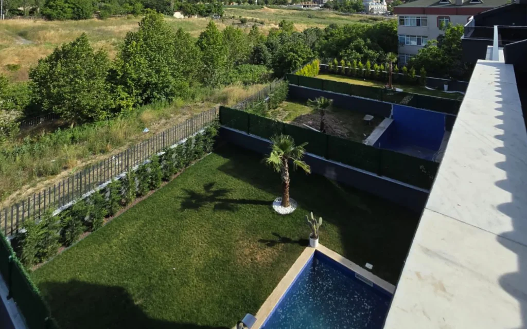 Violet Country villa bahçesi ve özel havuz